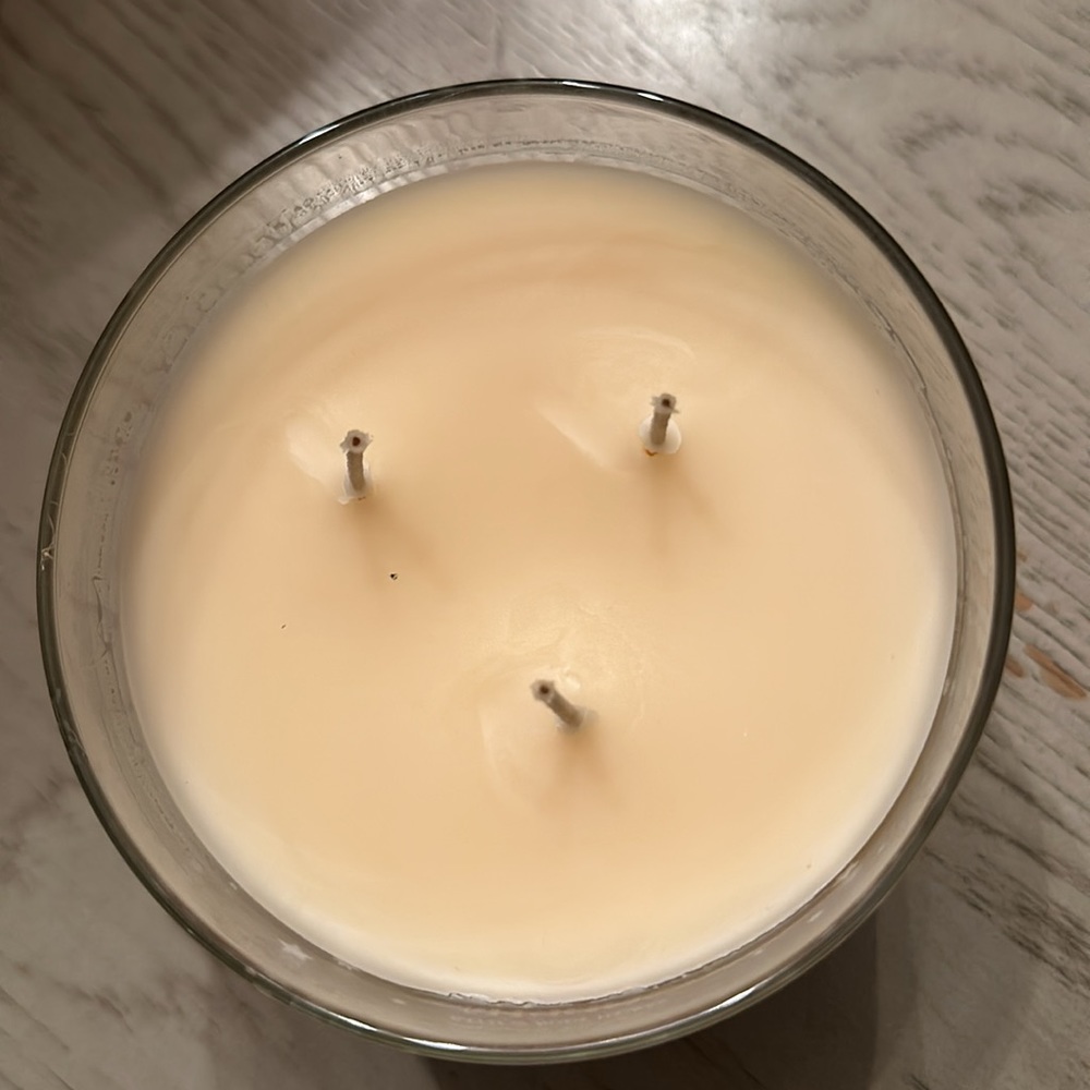 Bath & Body Works "Merry Cookie" Three Wick Candle Sugar Cookie Vanilla 14.5 oz - Picture 4 of 4